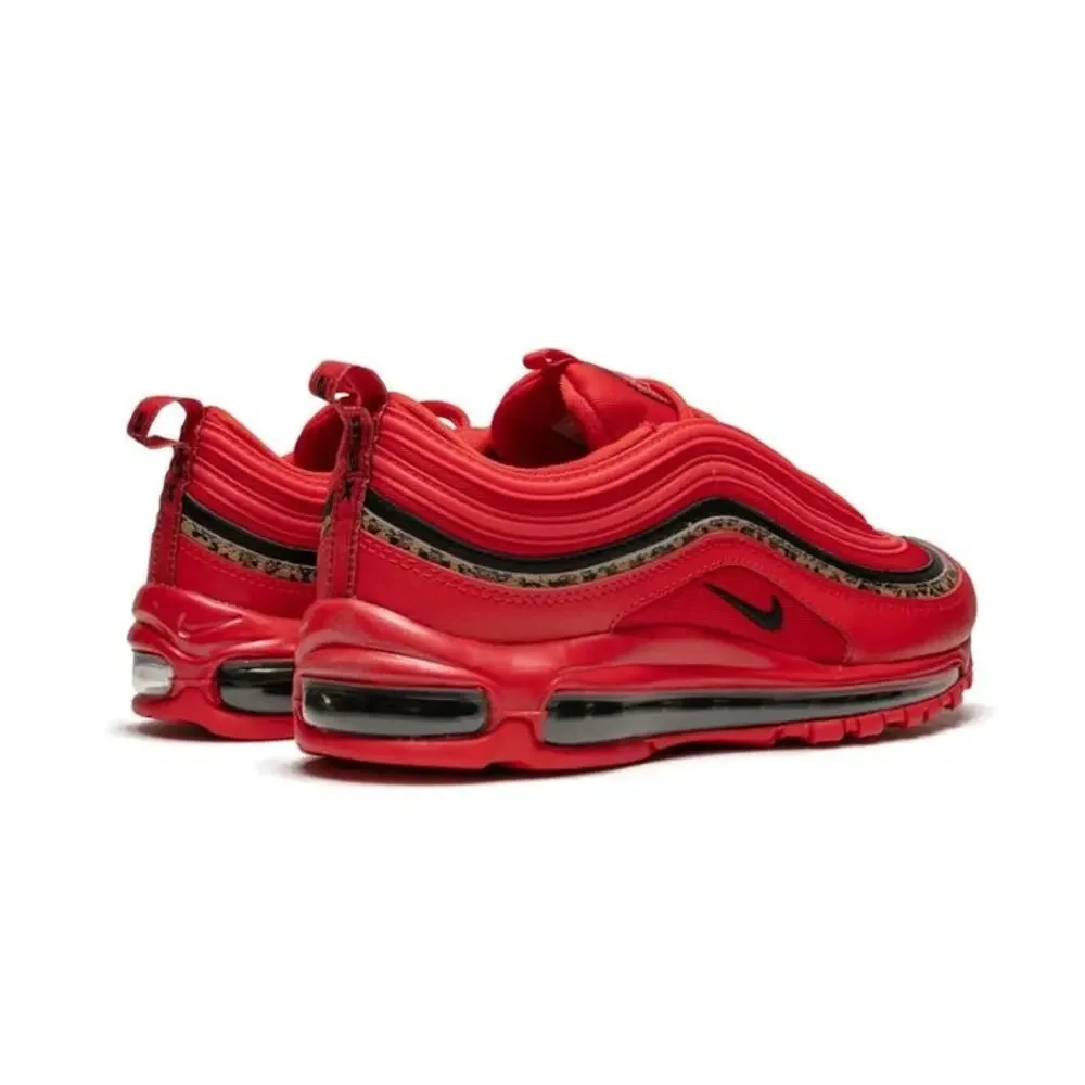 Nike standout item 	•	closure